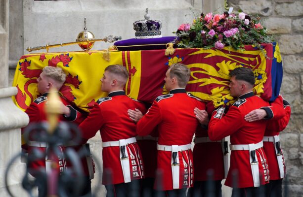 Corpo da rainha Elizabeth II chega à Abadia de Westminster para funeral