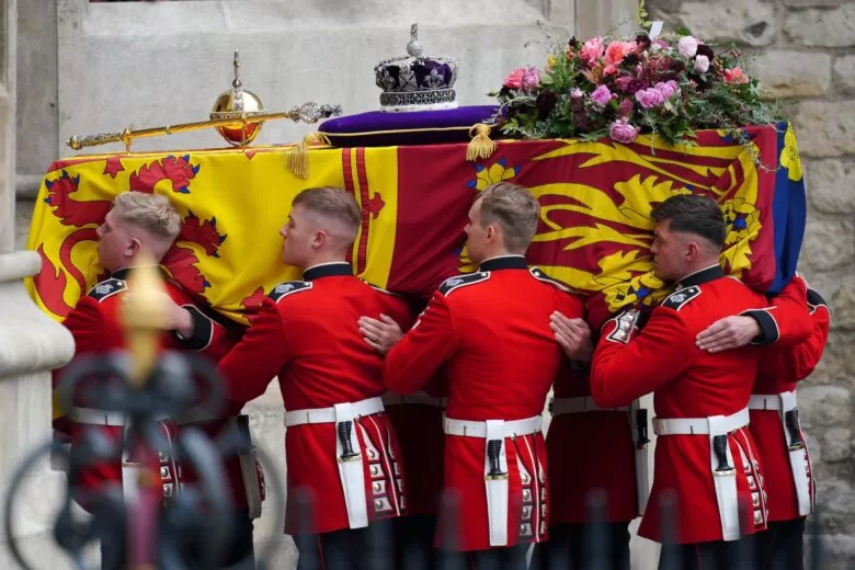 Corpo da rainha Elizabeth II chega à Abadia de Westminster para funeral