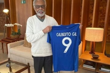 Em passagem por Belo Horizonte, Gilberto Gil recebe camisa do Cruzeiro