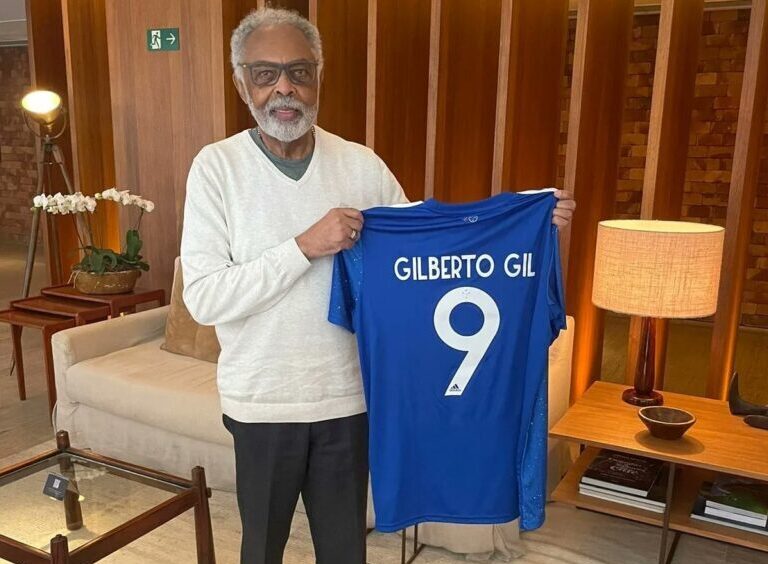 Em passagem por Belo Horizonte, Gilberto Gil recebe camisa do Cruzeiro