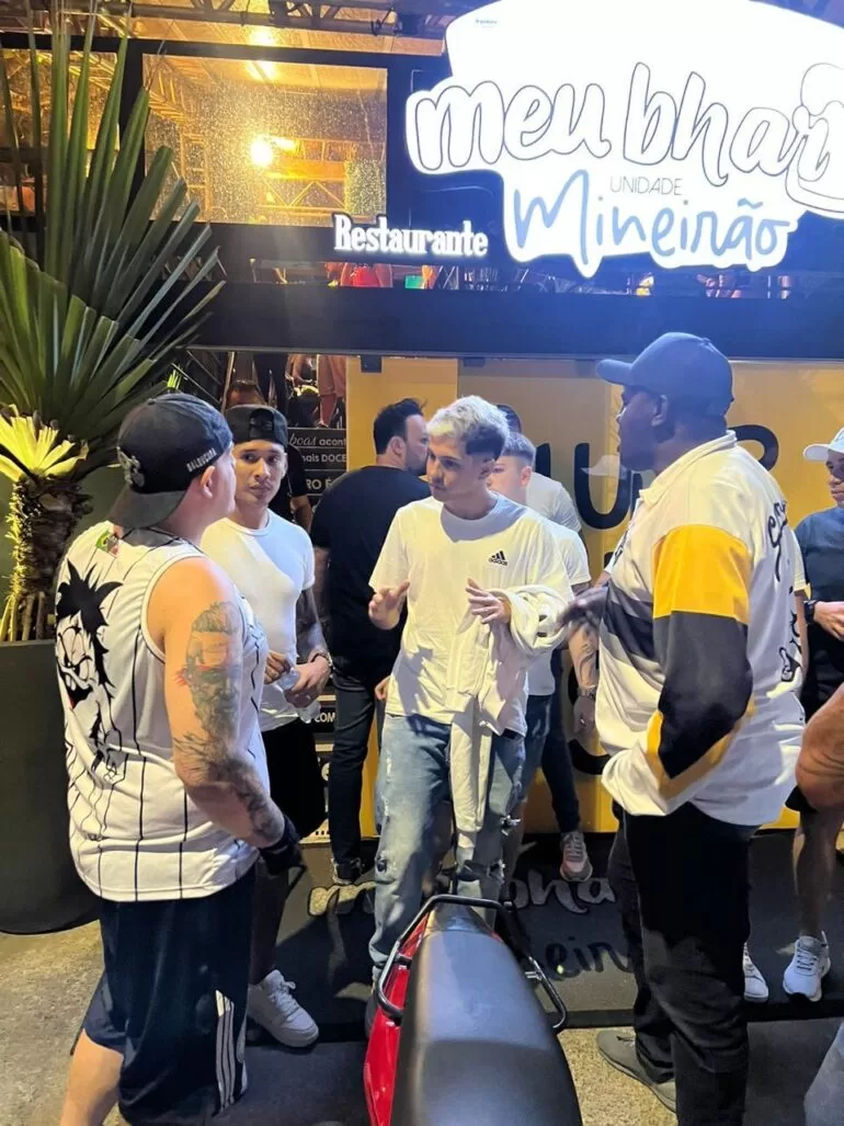 Torcida organizada do Atlético cria ‘Disk Balada’ e pressiona jogador em bar de BH
