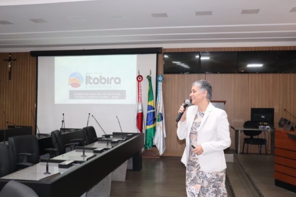 Vereador Carlos Henrique critica ausência de parlamentares em reunião