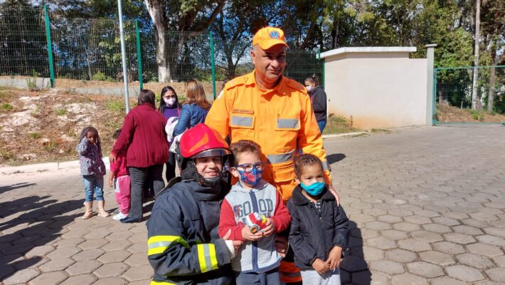 Bombeiros fazem surpresa e visitam escola em São Gonçalo do Rio Abaixo