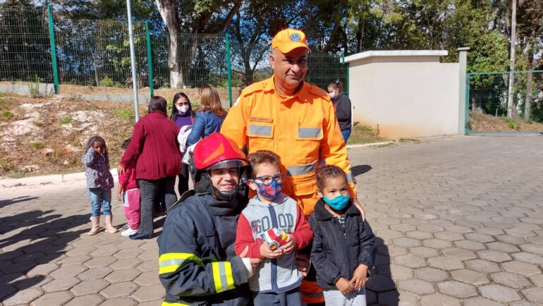 Bombeiros fazem visita surpresa e alegram escola em São Gonçalo do Rio Abaixo