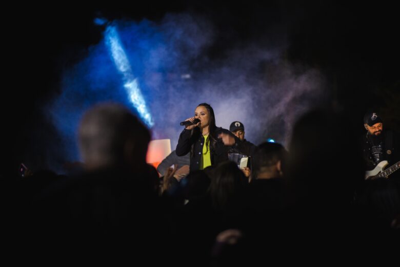 Amanda Garcias, cantora de música sertaneja, grava DVD em Santa Maria de Itabira