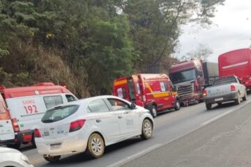 Motociclista é socorrido em estado grave após colisão com carreta