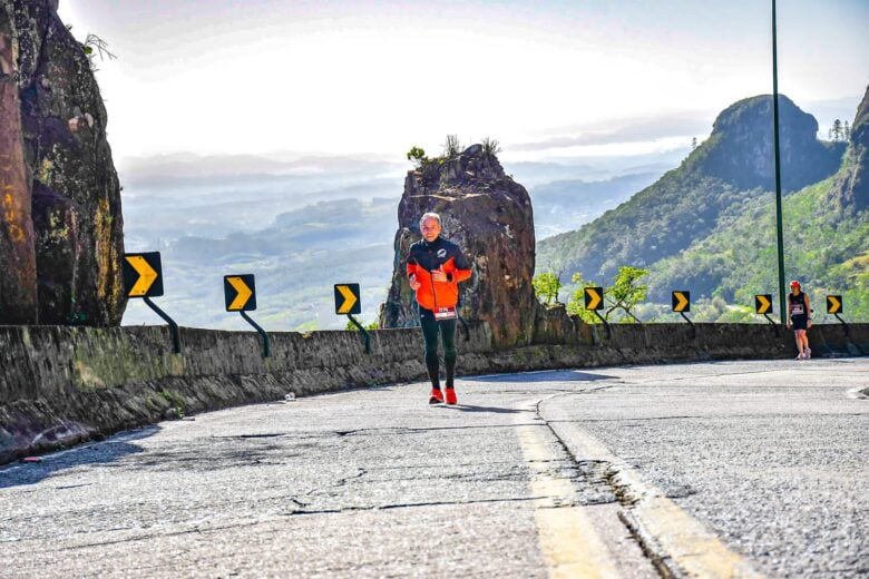 Anderson Cerceau, responsável técnico pela DMX Run, corre maratona na Serra do Rio do Rastro