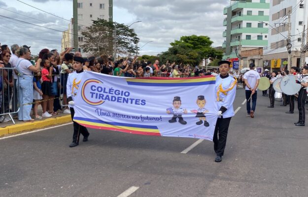 GALERIA DE FOTOS: Colégio Tiradentes realiza desfile cívico em Itabira