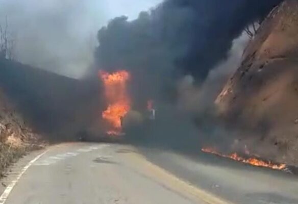 carreta-tanque-com-combustivel-tomba-e-pega-fogo-na-mg-329
