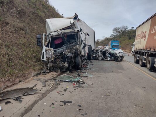 BR-381: duas pessoas ficam presas às ferragens em acidente