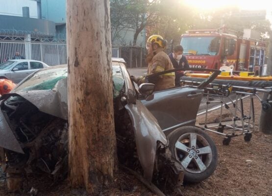 Ipatinga: duas pessoas ficam presas às ferragens após carro bater em árvore