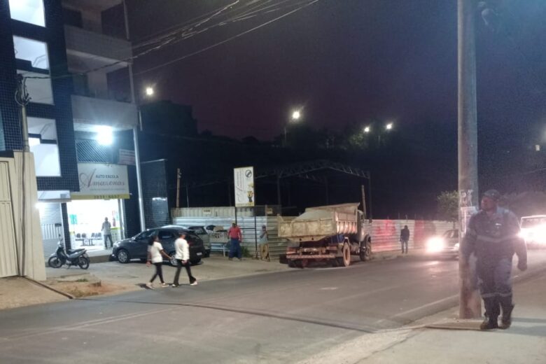 Caminhão de areia quebra e para o trânsito no Gabiroba