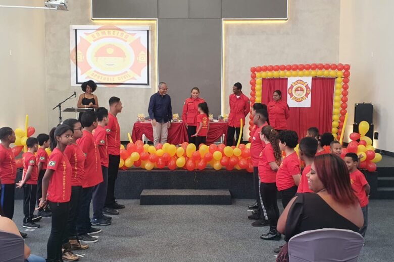 Após sofrer golpe, bombeiros civis de Itabira finalizam curso com pequenos aprendizes