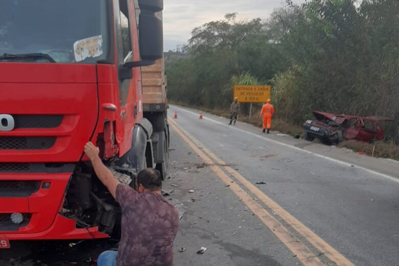 Colisão frontal deixa duas pessoas feridas na BR-381