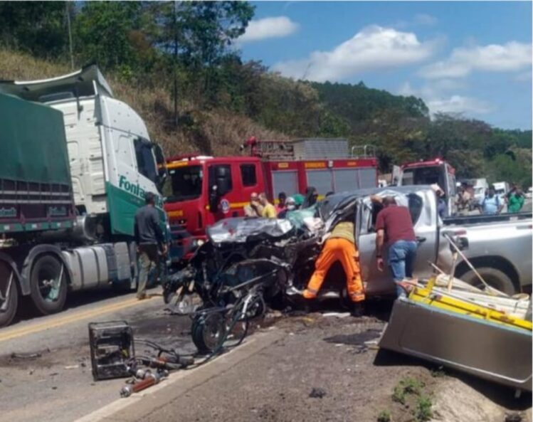 Colisão entre carro e carreta deixa vítima presa às ferragens na BR-381