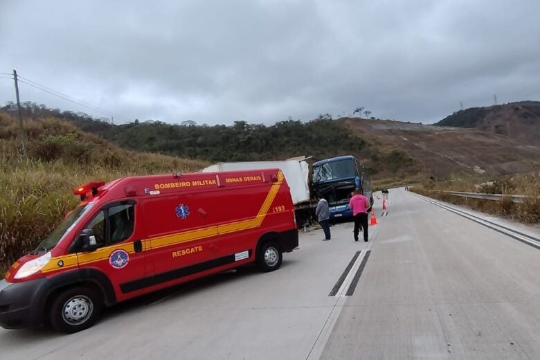 Ônibus bate na traseira de caminhão na BR-381, em Antônio Dias