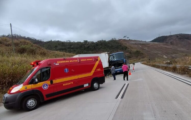 Ônibus bate na traseira de caminhão na BR-381, em Antônio Dias