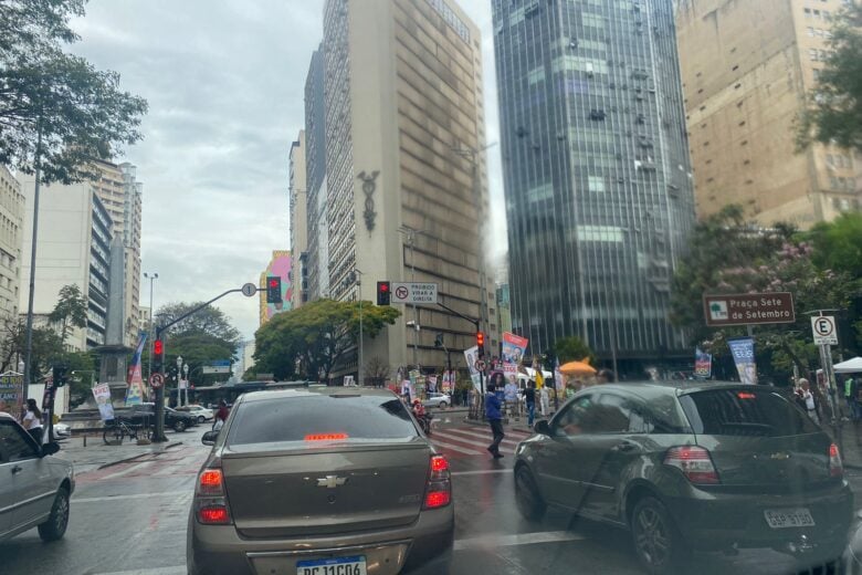 Propaganda política com banners é permitida, mas gera poluição visual em BH