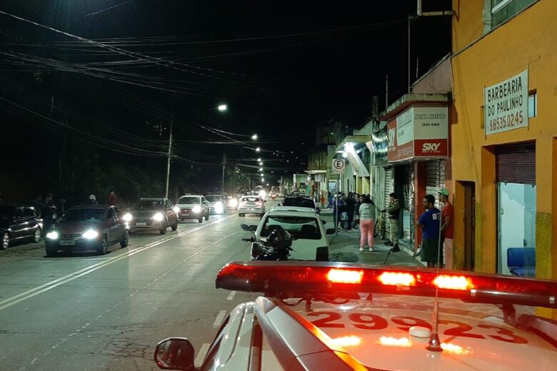 Homem é baleado dentro de comércio na Avenida Rio Doce