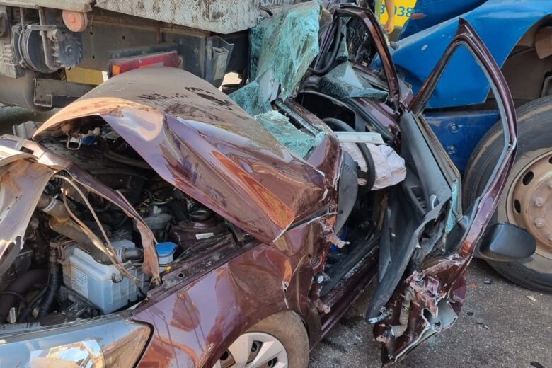Carro é esmagado entre duas carretas e motorista sofre apenas ferimentos leves; VEJA O VÍDEO