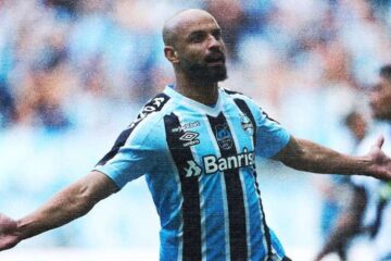 Na reestreia de Renato Gaúcho, Grêmio vira sobre o Vasco e cola no Bahia