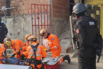 Homem precisa ser contido após surtar e agredir pessoas em Belo Horizonte