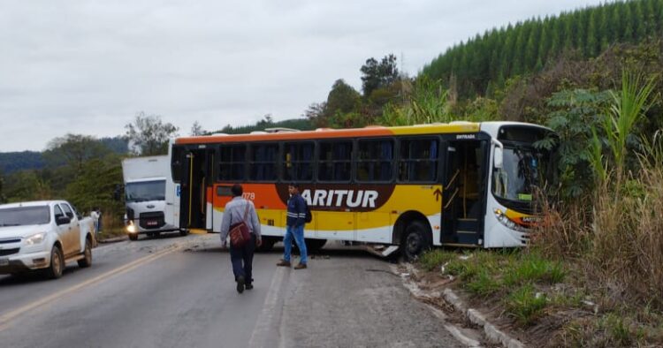 BR-381: acidente entre carro e ônibus deixa uma vítima fatal