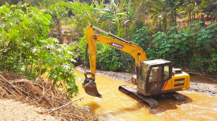 São Gonçalo: mais de 15 mil metros cúbicos de material são retirados do rio Santa Bárbara