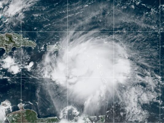 Porto Rico tem tempestade tropical que pode virar furacão