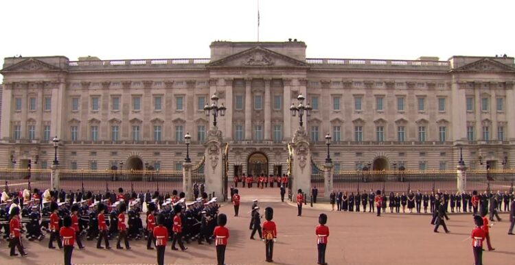 Começa funeral de Estado da rainha Elizabeth II; 2 mil pessoas são esperadas