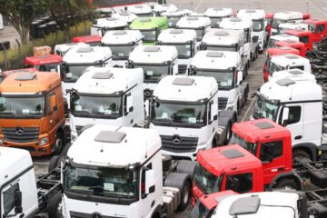 Após anúncio de demissões, trabalhadores da Mercedes-Benz fazem greve