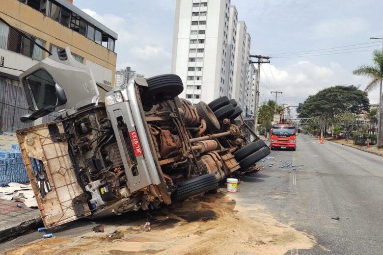 Em BH: caminhão desgovernado atinge carros e poste com colmeia de abelhas, que atacam pessoas no local