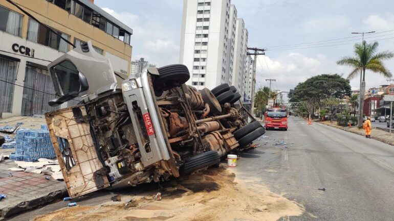 Em BH: caminhão desgovernado atinge carros e poste com colmeia de abelhas, que atacam pessoas no local