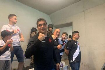 Vascaíno fanático, Cabo Daciolo assiste jogo contra o Cruzeiro no Mineirão