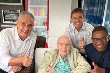Tite visita Zagallo ao lado de comissão técnica da Seleção Brasileira