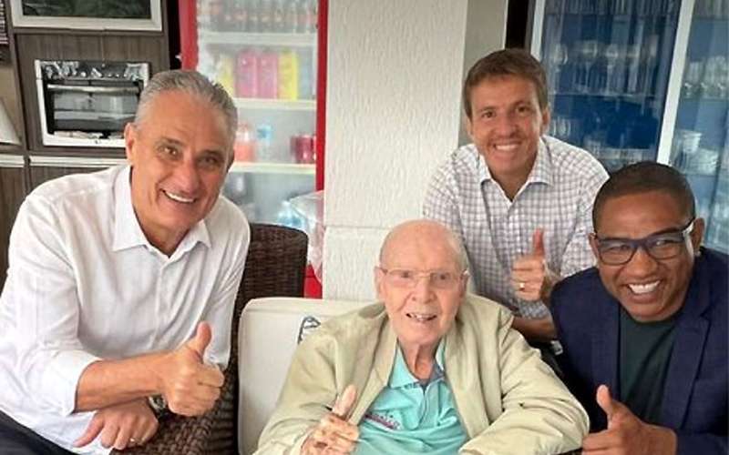 Tite visita Zagallo ao lado de comissão técnica da Seleção Brasileira
