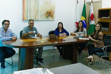 Vereadores de Monlevade recebem carteira de identificação da AMM