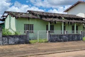 Calor intenso “derrete” telhado de casa; VEJA AS FOTOS