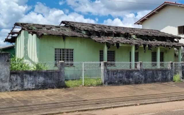 Calor intenso "derrete" telhado de casa; VEJA AS FOTOS