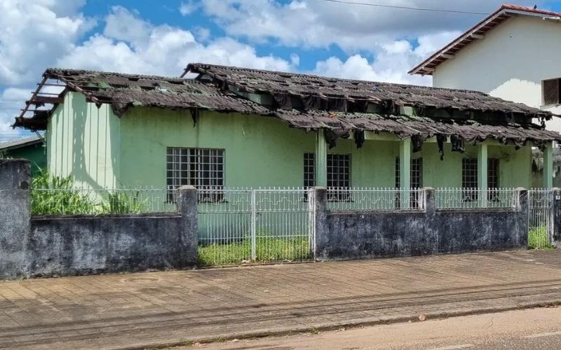 Calor intenso “derrete” telhado de casa; VEJA AS FOTOS