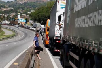 Atualização: caminhoneiros fecham rodovias em 18 estados