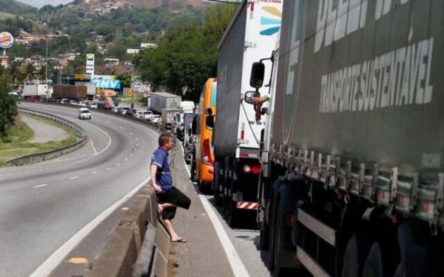 Atualização: caminhoneiros fecham rodovias em 18 estados