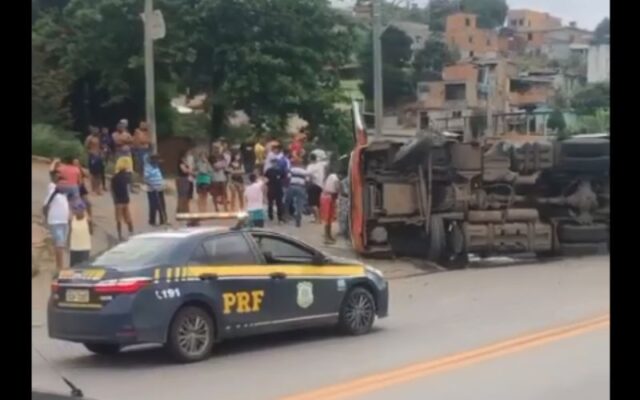 URGENTE: carreta tomba e fecha BR-381 nos dois sentidos; VEJA O VÍDEO