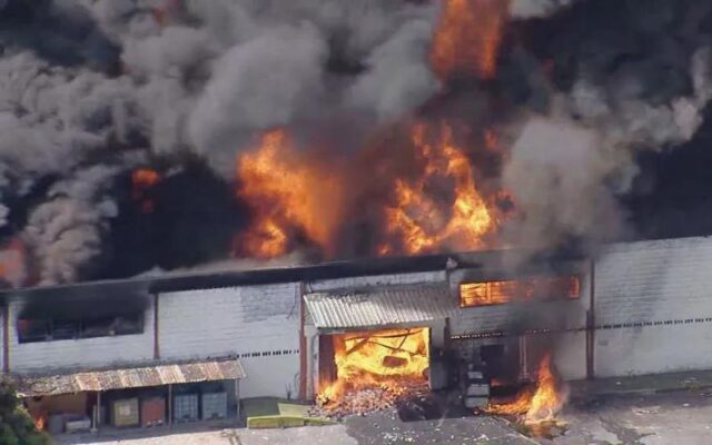 Incêndio destrói galpão de empresa e fumaça tóxica toma o céu de Contagem