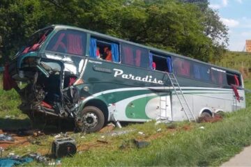 Ônibus com romeiros mineiros sofre acidente na Fernão Dias