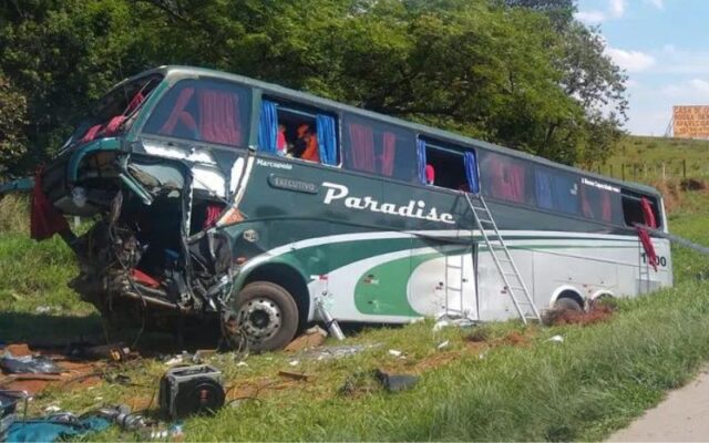 Ônibus com romeiros mineiros sofre acidente na Fernão Dias