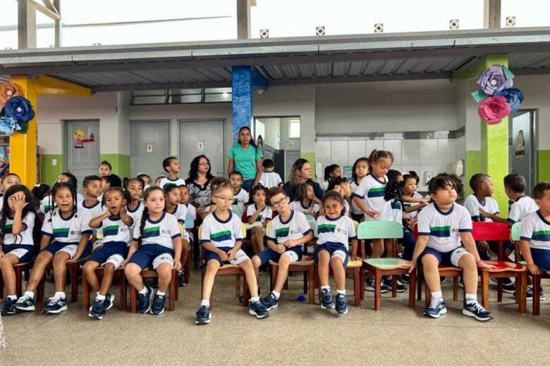 Prefeitura de Itabira entrega uniformes para alunos da rede municipal