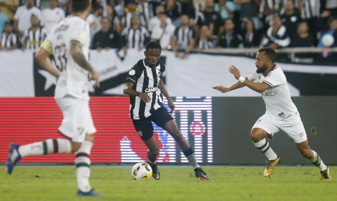 Fluminense e Botafogo se enfrentam pelo Brasileiro; saiba onde assistir