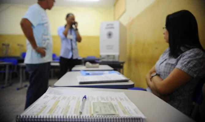 Eleições 2024: celular é proibido na cabine de votação