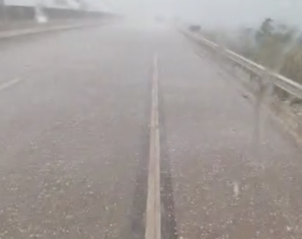 Chuva forte com granizo pede atenção redobrada dos motoristas na BR-381